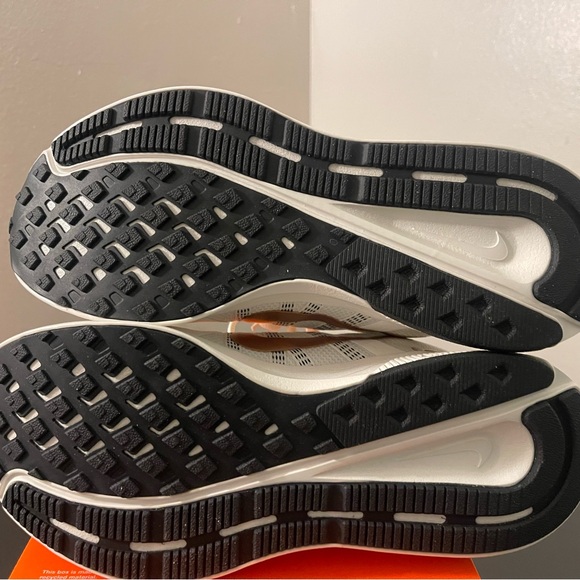 NEW Nike Women's White and Gold Running Shoes Brand New - Picture 5 of 6